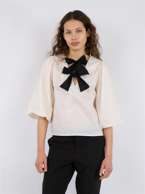 Bluse med bindebånd fra Neo Noir, cremefarvet